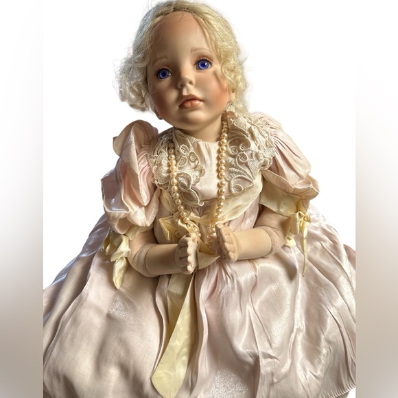 Doll 29”donna rubert Suzanne doll cloth ltd 1998. It is 1322/2000 no original b